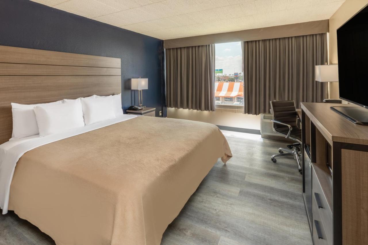 Hotel Baymont By Wyndham Laredo Extérieur photo