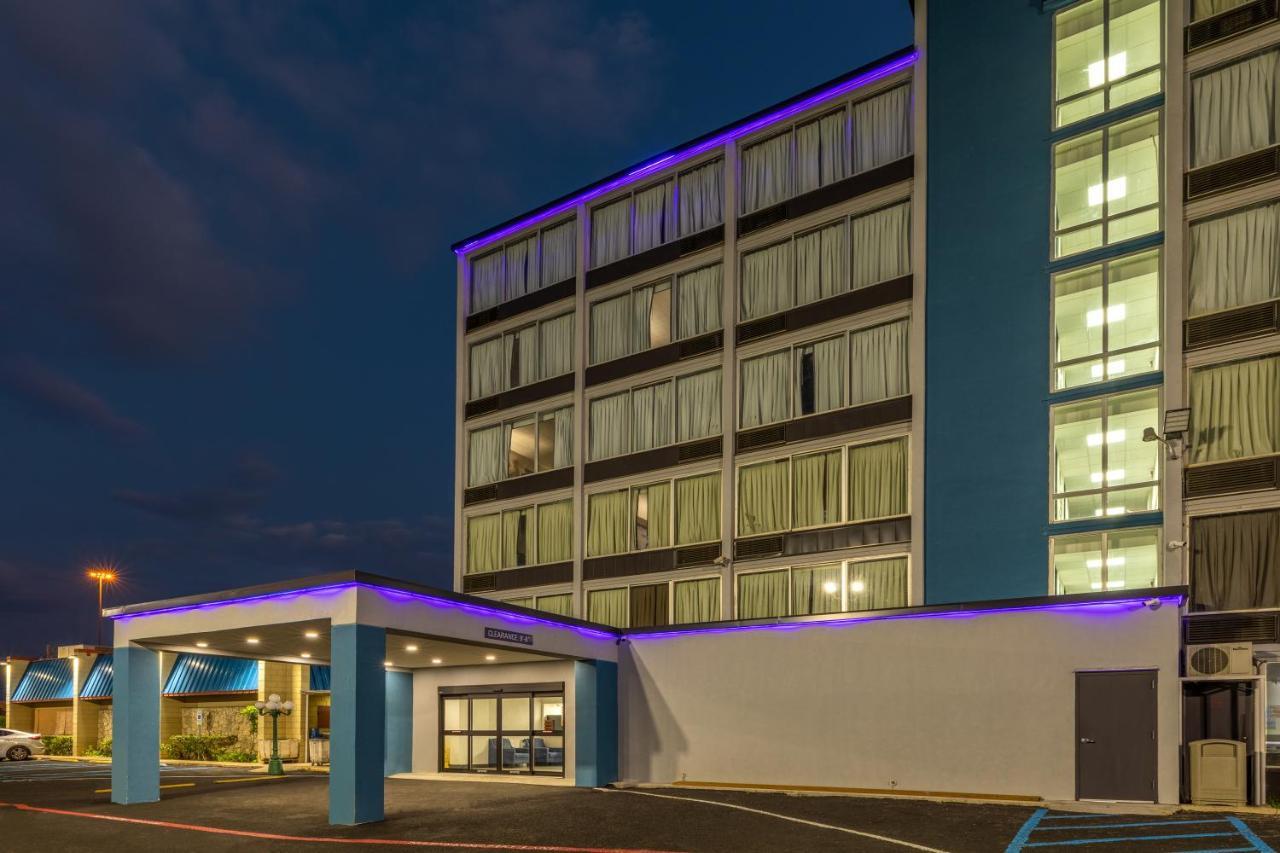 Hotel Baymont By Wyndham Laredo Extérieur photo