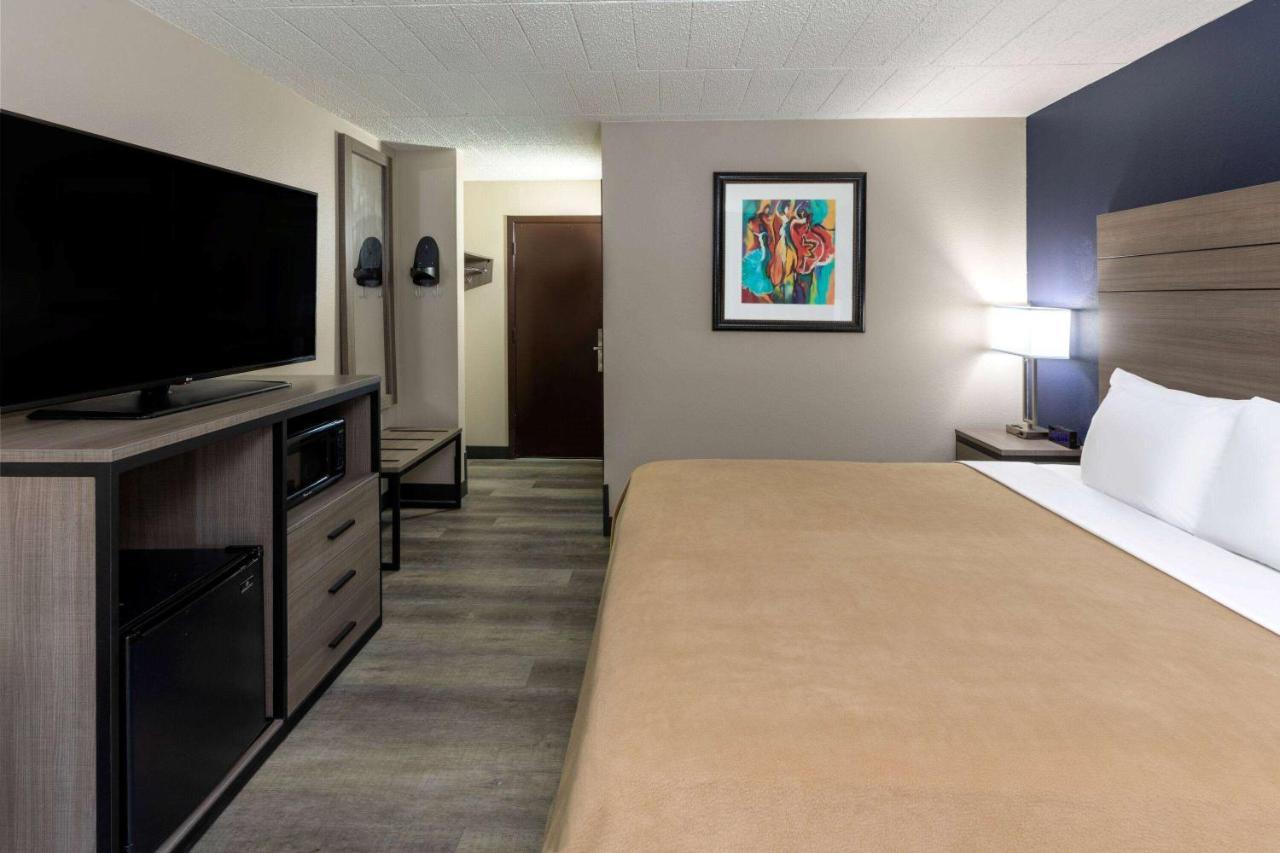 Hotel Baymont By Wyndham Laredo Extérieur photo