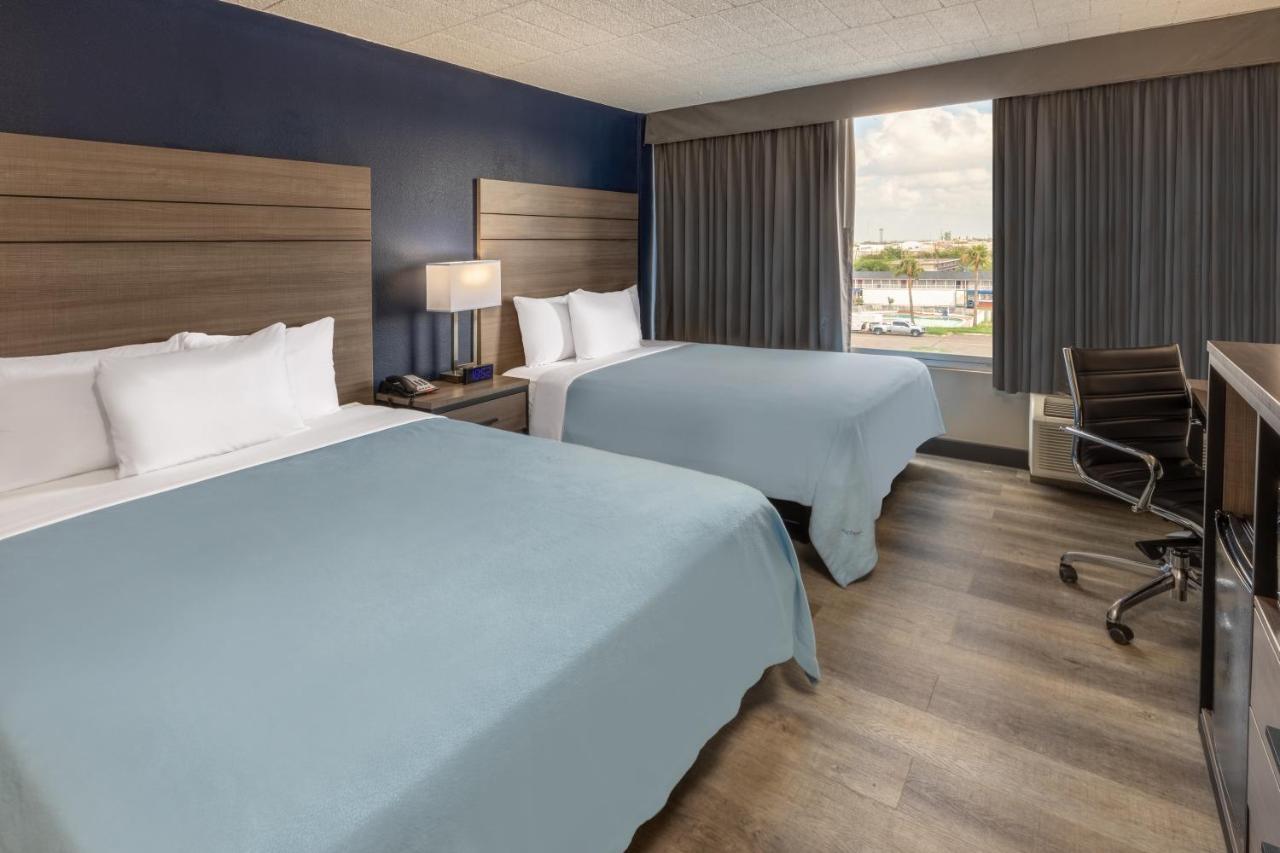 Hotel Baymont By Wyndham Laredo Extérieur photo