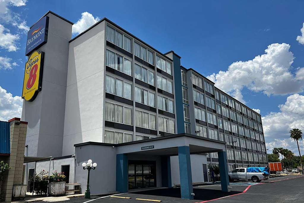 Hotel Baymont By Wyndham Laredo Extérieur photo